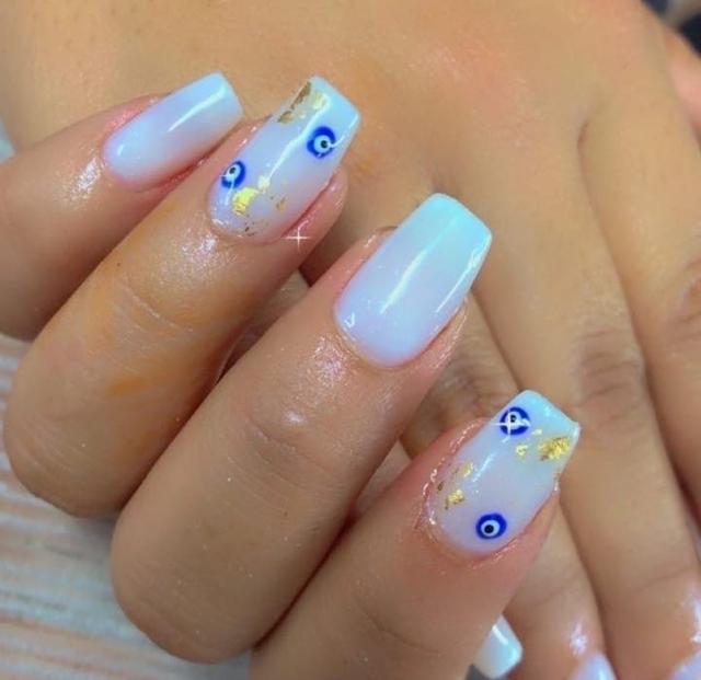 جل مع رسم على الأظافر |